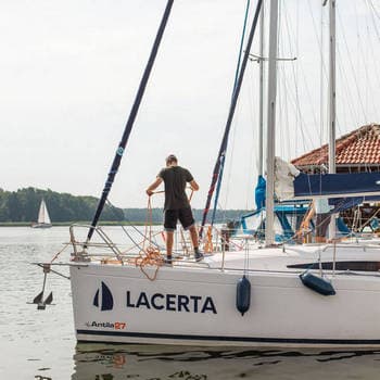 Chłopak na dziobie jachtu Antila 27