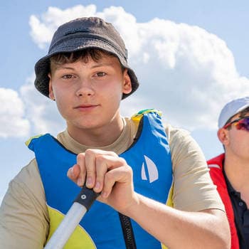 Młodzież płynąca jachtem Sigma Active