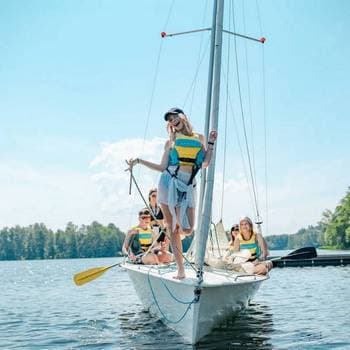 Załoga płynąca jachtem Sigma Active z postawionym genakerem